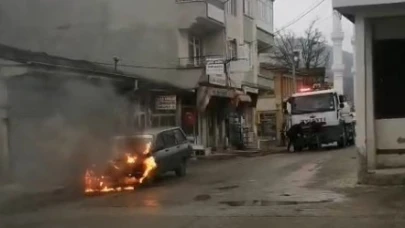 Seyir halindeki otomobil alev alev yandı