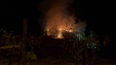Çıkan yangında ev kullanılamaz hale geldi