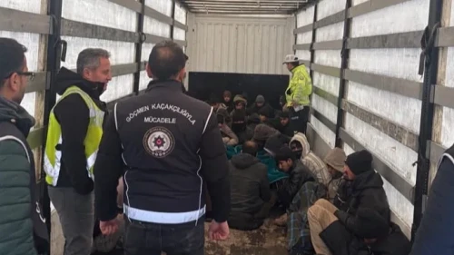 Amasya’da Tır Dorsesinde 42 Düzensiz Göçmen Yakalandı