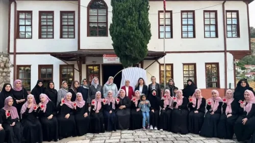 Amasya’da Hafız Kız Öğrenciler İçin Duygusal Mezuniyet Töreni Düzenlendi