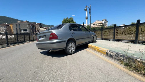 Kaldırıma Çıkan Otomobil Yayaya Çarptı: Sürücü Kaçtı
