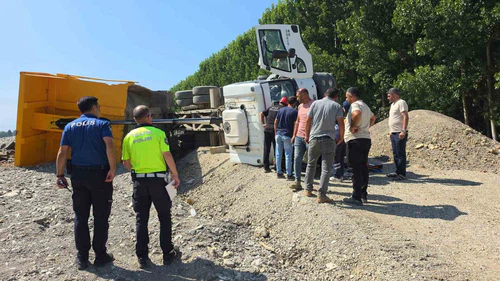 Hafriyat Kamyonu Devrildi: Sürücü Araçta Sıkıştı