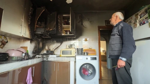 Evin mutfağında çıkan yangında anne ve oğlu dumandan etkilendi