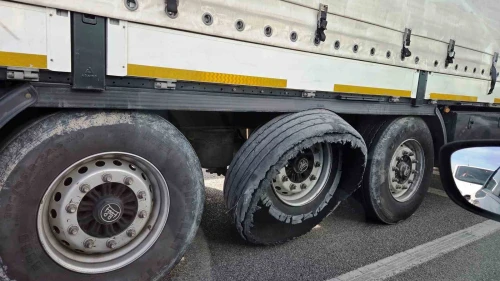 Lastiği parçalanan tırın tehlikeli yolculuğu