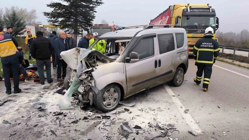 Tırla çarpışan hafif ticari araç alev aldı: 5 yaralı