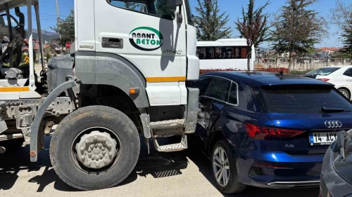 Beton mikseri ile otomobil çarpıştı: 1 yaralı