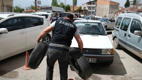 Çorum’da otopark etrafındaki araç park engellerine müdahale