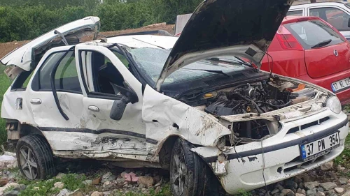 Trafik Kazası: İki Araç Çarpıştı, İki Kişi Yaralandı!