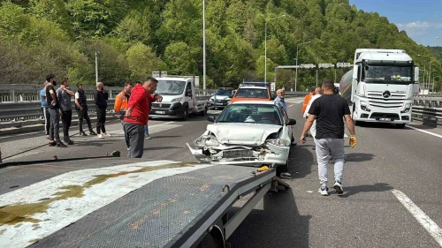 TEM’de otomobille oto kurtarıcı çarpıştı: 3 yaralı