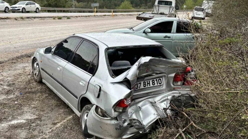 Virajı alamayan otomobil park halindeki araca çarptı: 4 yaralı