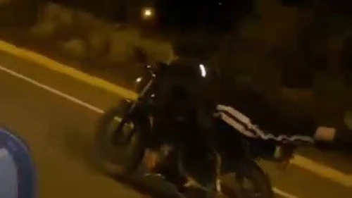 Yüzüstü yatarak motosiklet kullandı