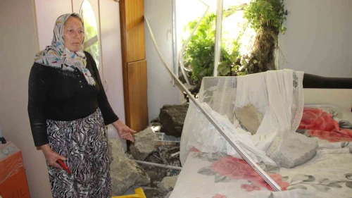 Amasya’da istinat duvarı evin üzerine çöktü