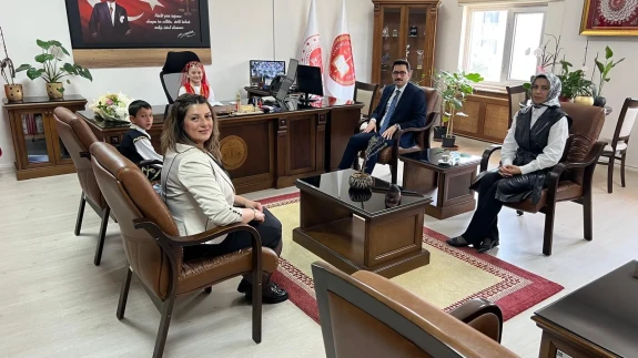 BAŞSAVCI AKKAYA, KOLTUĞU MİNİK ÖĞRENCİLERE EMANET ETTİ