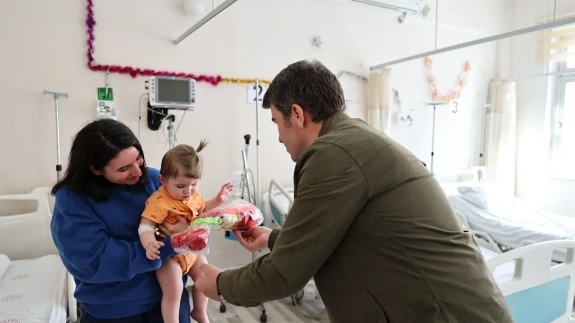 Vali Bakan'dan Hastanedeki Çocuklara Bayram Morali!