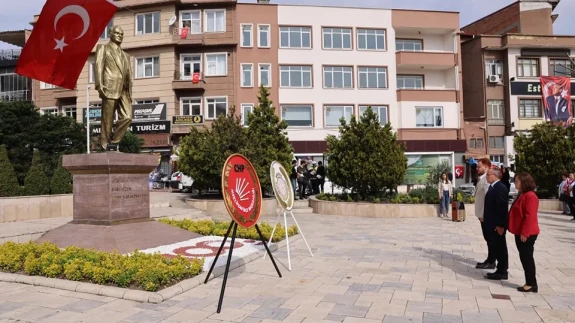 CHP ve ADD Merzifon’da 23 Nisan İçin Atatürk Anıtı’na Çelenk Sundu