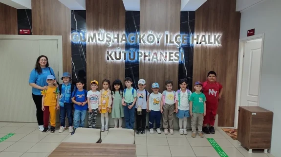 Miniklerden Kütüphaneye Neşeli Ziyaret
