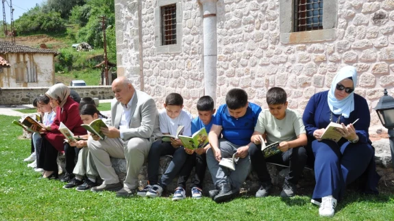 Gümüşhacıköy’de Tarihi Okuma Etkinliği: Dilek Balonları Semaya Yükseldi