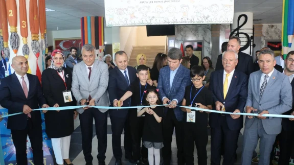Amasya’da Bilim Coşkusu: TÜBİTAK 4006 Fuarı Vali Önder Bakan’ın Katılımıyla Açıldı