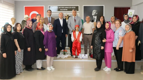 Hayat Boyu Öğrenme Sergisine Yoğun İlgi: İl Millî Eğitim Müdürü Katipoğlu Taşova’da El Emeği Ürünleri İnceledi