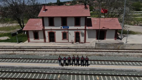 Jandarmadan Yolcu Trenine Narkotik ve Aranan Şahıs Denetimi!