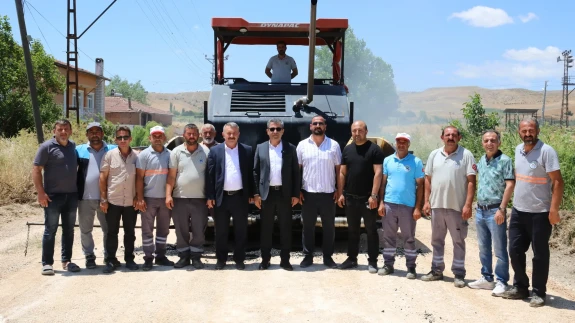 Başkan Rıfat Uzun, Suluova’da Asfalt Sezonunu Yenidoğan Mahallesi’nde Başlattı