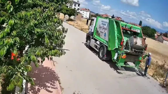 Temizlik Personelinden Çocuklara Gönülleri Isıtan Jest!