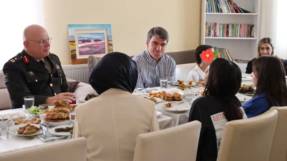 Amasya Valisi Önder Bakan, Bayram Sabahında Çocuk Evlerindeki Minik Yüreklerle Buluştu