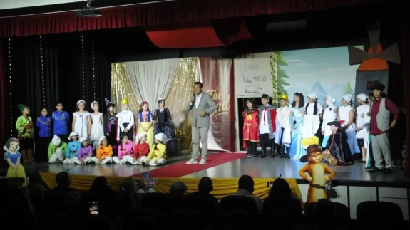 Kutlubey Okulları'ndan Unutulmaz İngilizce Tiyatro Gecesi: “Tek Sahne, İki Perde” Büyük Beğeni Topladı