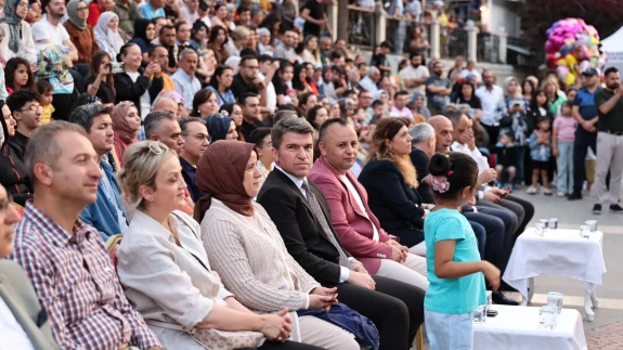Vali Önder Bakan, Halk Dansları Gösterilerini İlgiyle Takip Etti