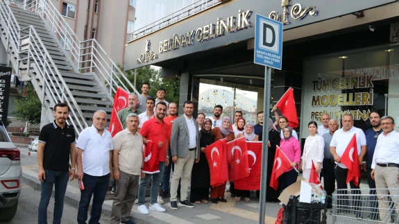 Başkan Av. Galip Uzun’dan Anlamlı Bayrak Hediyesi