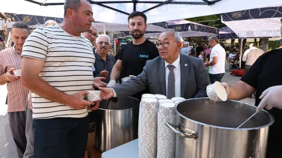 Merzifon’da Birlik Kazanı Kaynadı: Medrese Parkı'nda Aşure Dağıtıldı