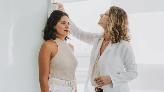 Kısa Boylu Kadınlar Dikkat! Bu Stil Hileleriyle Boyunuz Daha Uzun Görünecek