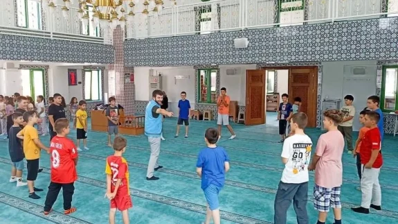 Yaz Kur’an Kursu Öğrencileri Hem Eğleniyor Hem Öğreniyor