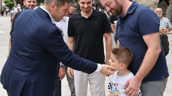 Vali Önder Bakan, Sultan II. Bayezid Külliyesi’nde Vatandaşlarla Buluştu