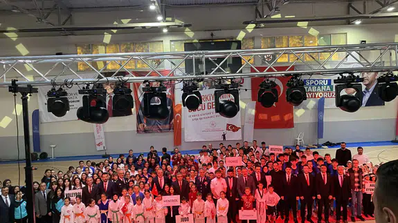 Merzifon’da 19 Mayıs Coşkusu Spor ve Gösterilerle Kutlandı