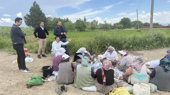 Tarlada Paylaşılan Çaydan Samimiyet Çıktı!