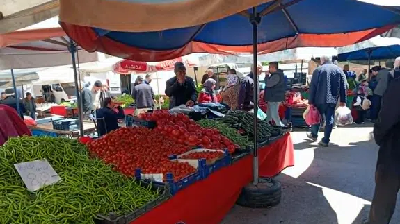 Merzifon Pazarında Yağmur Engeli: Fiyatlar Sabit Kaldı!