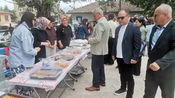 Merzifon'da Kermese Akın Ettiler! Okul Bahçesi Dolup Taştı