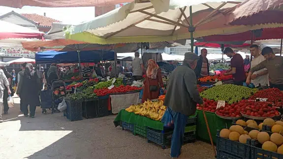Merzifon Pazarında Fiyatlar Geriledi: Yerli Ürünler Tezgahları Şenlendirdi