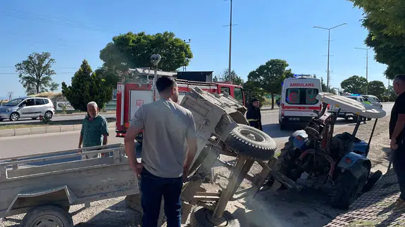 Merzifon'da Traktör devrildi: Sürücüsü Yaralandı