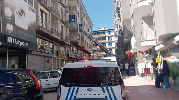 Merzifon'da Yaşlı Kadın İçin Zamanla Yarış! İtfaiye Balkondan Eve Girerek Kurtardı