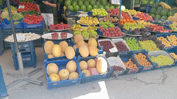 Merzifon Halk Pazarı'nda Yaz Bereketi! Gözler Fiyatlarda Düşüş Beklentisinde