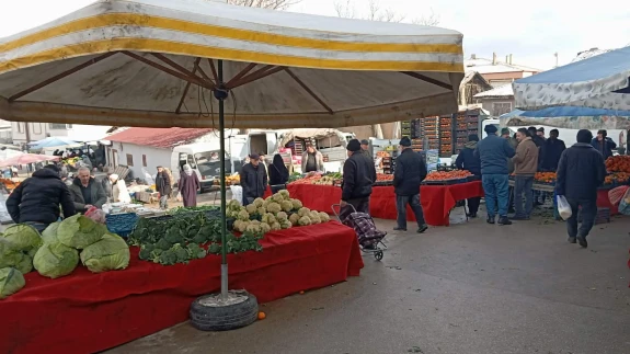 Merzifon’da Soğuk Hava Pazarı Vurdu: Tezgahlar Seyrek, Hamsi Fiyatı Yükseldi