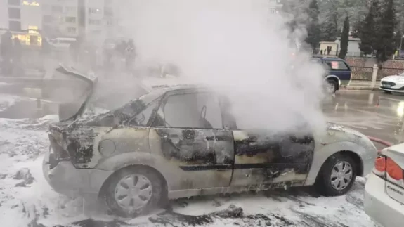 Amasya'da seyir halindeyken alev alan otomobil yandı
