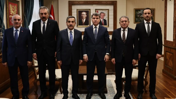 Amasya Valisi Önder Bakan’a Kurum ve Sendika Çıkarması