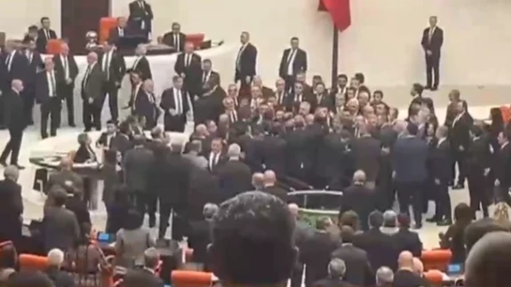 Meclis’te Yumruklu Kavga