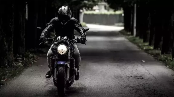 Rüyada Motor Görmek Ne Anlama Gelir? Hız, Değişim ve Kontrol Mesajı!