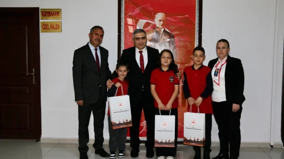 Minik Kaymakamın İlk İşi: Annesini Aramak Oldu