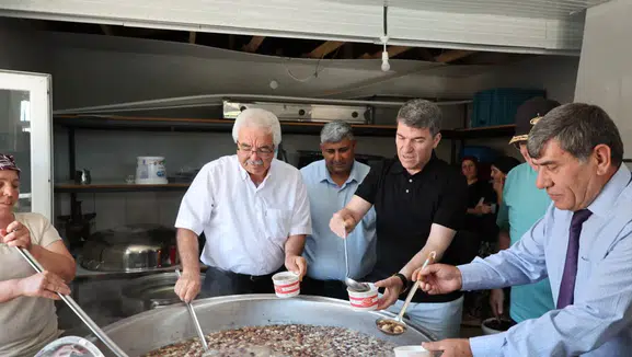 Bir Kase Aşure, Bin Gönül! Vali Bakan Şarklı Köyü'ndeydi
