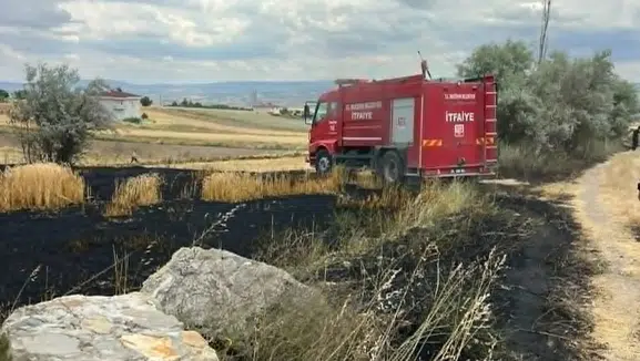 Merzifon'da Ekili Alan Alarmı! Akören Köyü'ndeki Yangın Büyümeden Söndürüldü